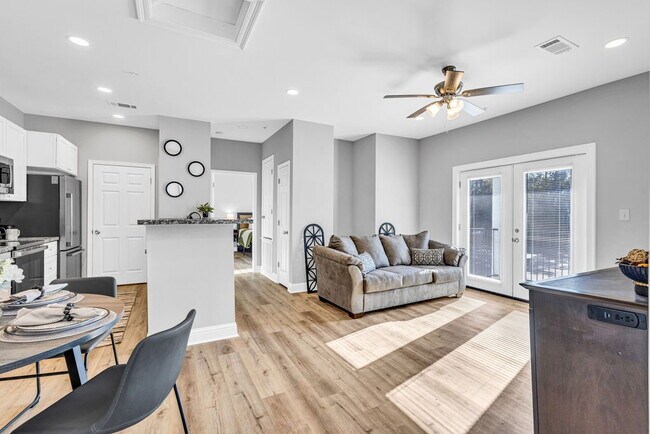 Building Photo - TDY & Cruisers Welcome!