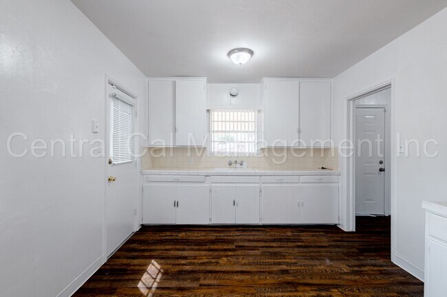 Building Photo - 3 Bedroom/2 Bath Home - $1695 per Month!