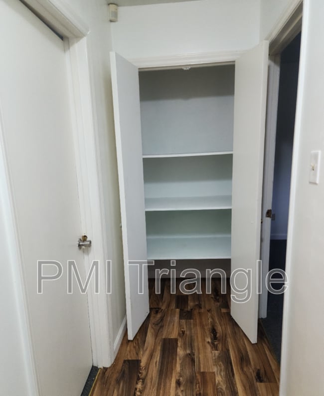 Building Photo - 5609 Hollytree Dr