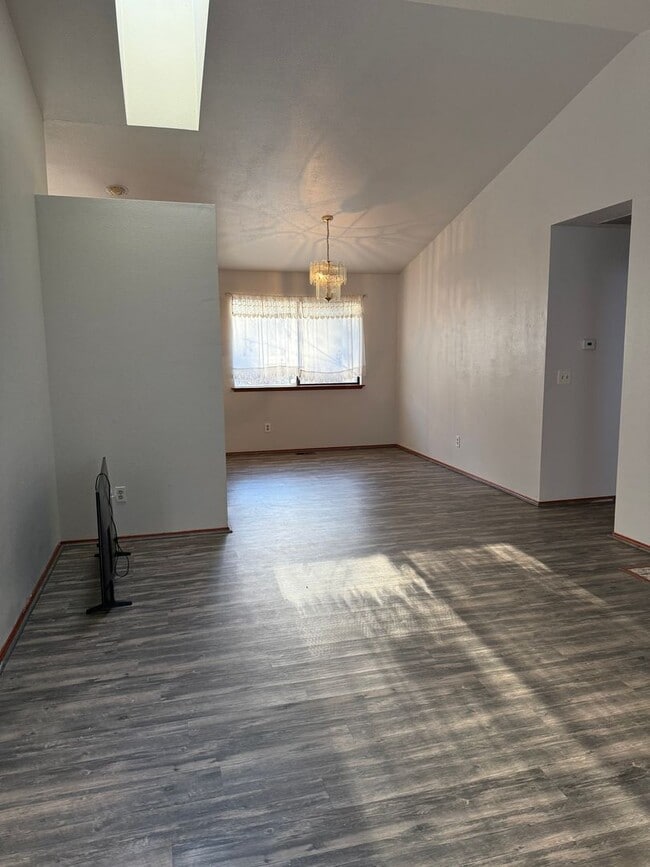 Building Photo - 2024 SE 8th Dr