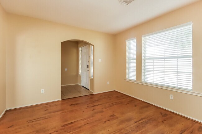 Building Photo - 2610 Heather Knoll Dr