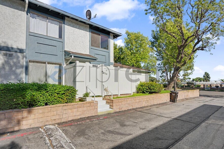 Building Photo - Unit 3