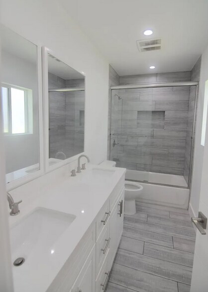 Building Photo - 7129 S La Cienega Blvd