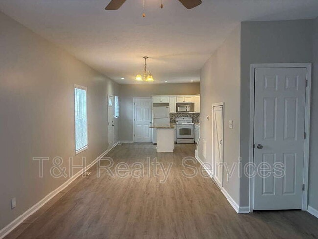 Building Photo - 731 N Arnolda Ave
