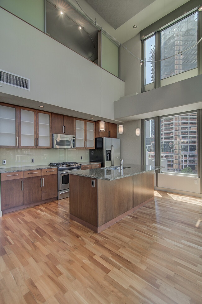 Building Photo - Great 2bd/2ba modern town home located in the center of South Lake Union W/S/G and ( 2) parking s...