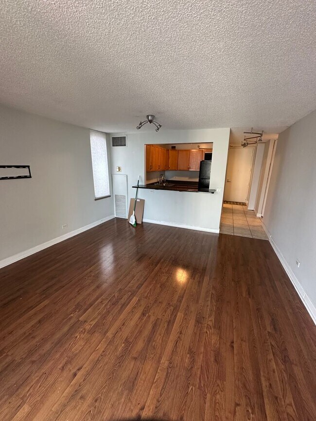 Building Photo - Amazing views from this BIG 20th floor 1bed!!! King size bedroom!