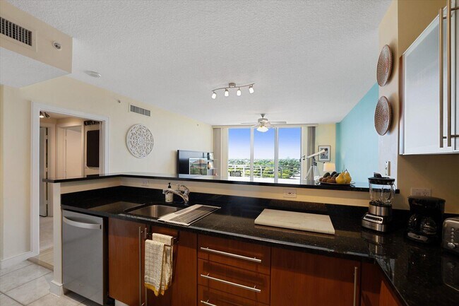 Building Photo - 1551 N Flagler Dr