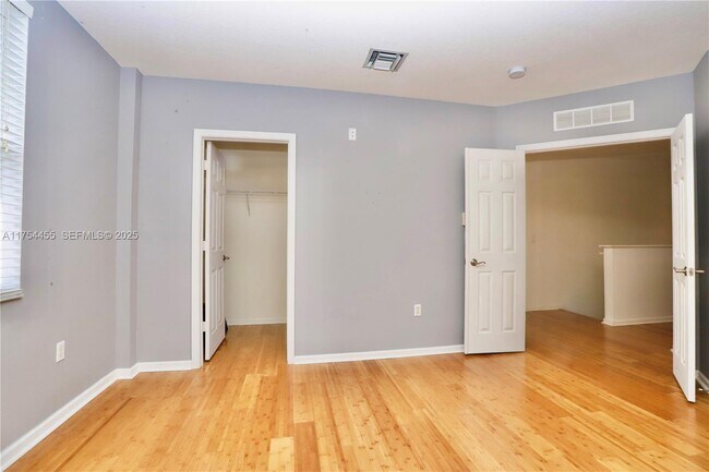 Building Photo - 1033 NE 17th Way