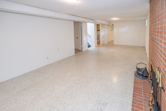 Building Photo - Amazing 3 bed/3 bath rental.  New Flooring!!  Solar Panels!!