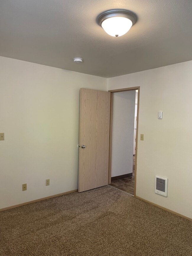 Building Photo - 1 Bedroom 1 Bath Apartment - Second Floor!