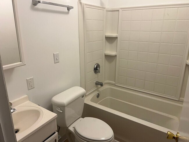 Building Photo - 929 Greenbrier Rd