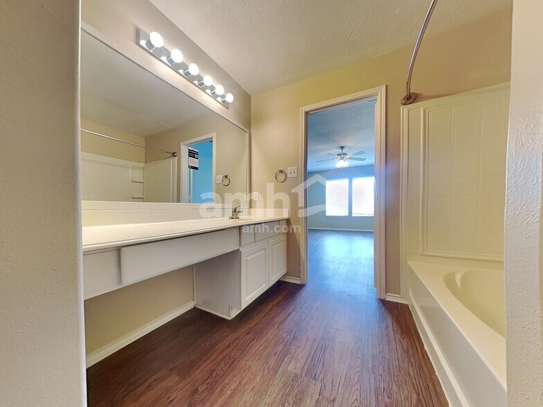 Building Photo - 9530 Belleclarie Ln