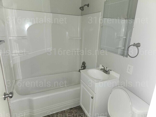 Building Photo - $1165 - 4 bedroom / 2 bathroom - Single Family Home