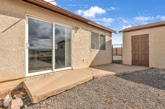 Building Photo - PET FRIENDLY CENTRALLY LOCATED ON ONE ACRE