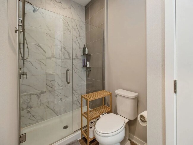 Building Photo - Luxurious 3-Bedroom, 2-Bathroom Townhouse – Des Moines