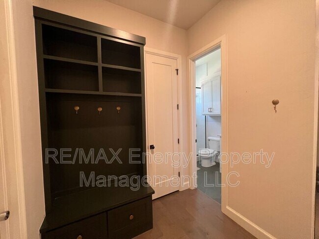 Building Photo - 440 St Claire Dr