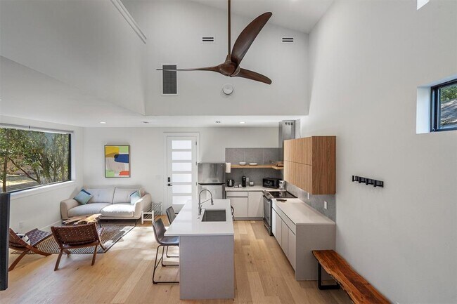Building Photo - 1100 Romeria Dr