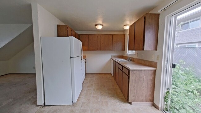 Building Photo - 2 Bed Townhouse Near Downtown with Assigned Parking