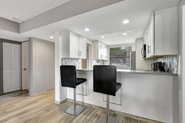 Building Photo - 6025 Balboa Cir