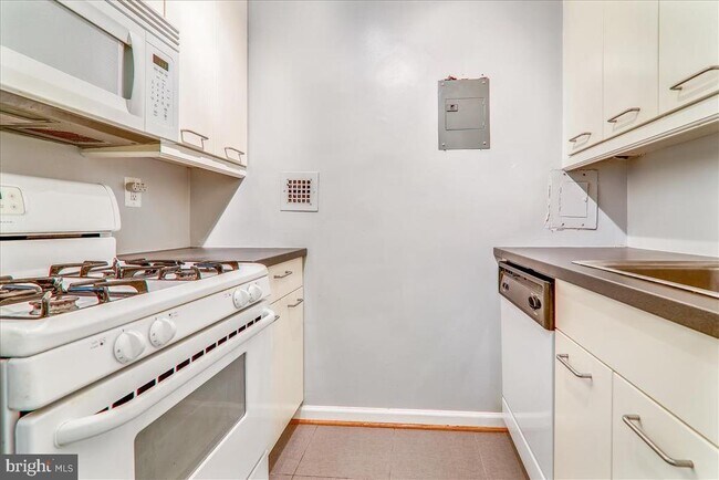 Building Photo - 940 25th St NW