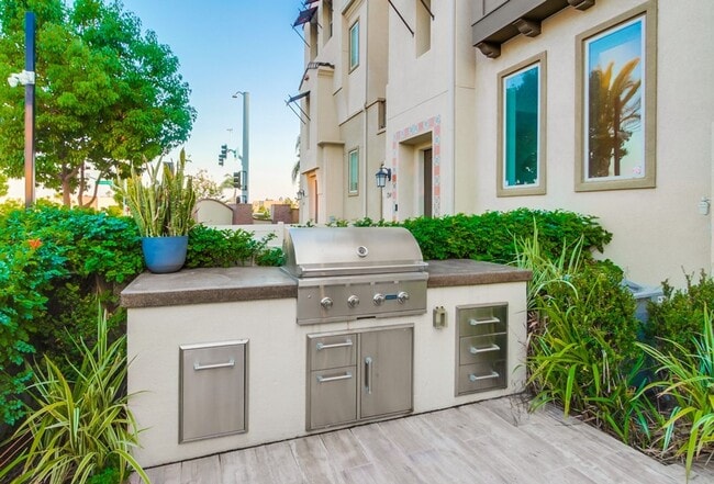 Building Photo - Stunning 3-bed, 3-bath townhome with bonus...