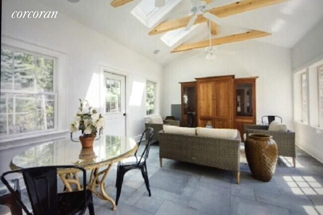 Building Photo - 2782 Montauk Hwy