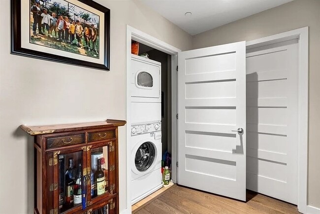 Building Photo - 130 John St