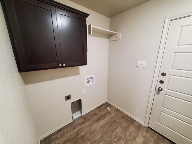 Building Photo - 6, 9 or 12 month Lease! Cooper Schools/ So...
