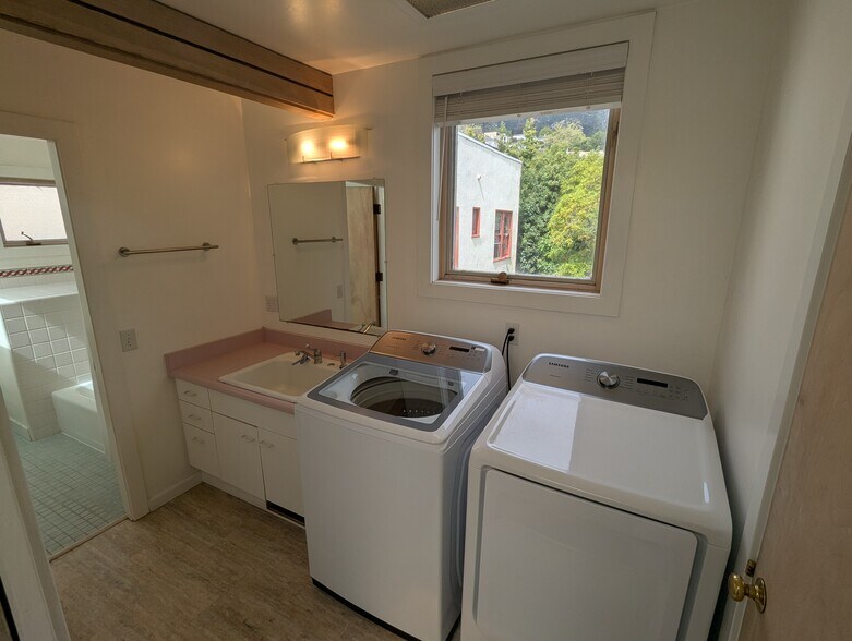 Laundry room - 2346 Cedar St