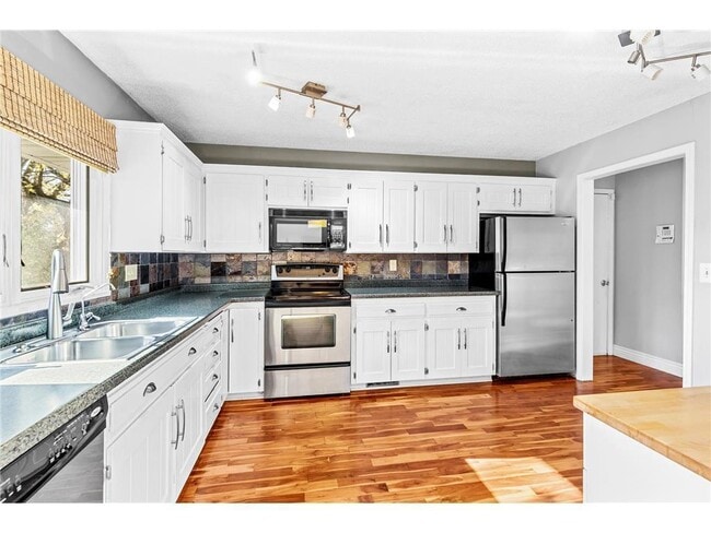 Building Photo - 16405 13th Ave N