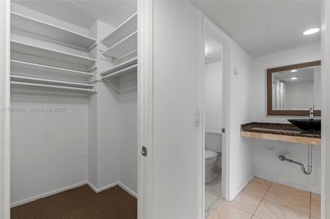 Building Photo - 1301 NE Miami Gardens Dr