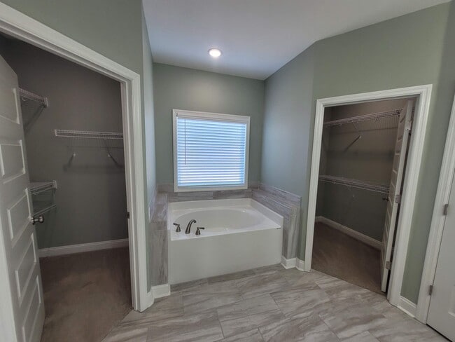 Building Photo - $500 Move-In Incentive - Spacious 4-Bedroo...
