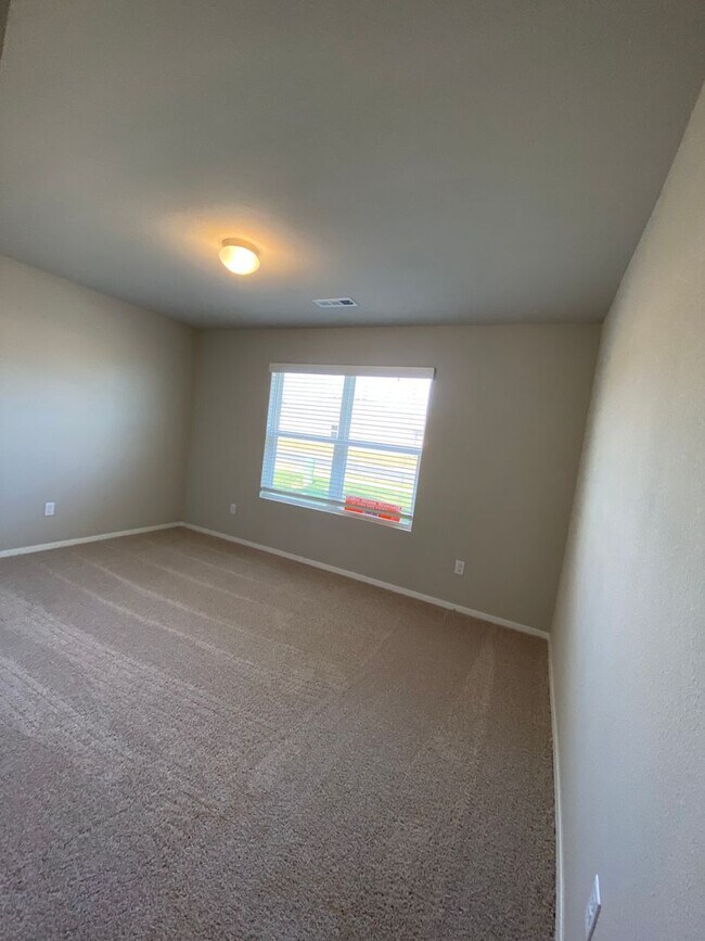 Building Photo - Comfortable 3-Bedroom, 2 Bath Living in Regency Park