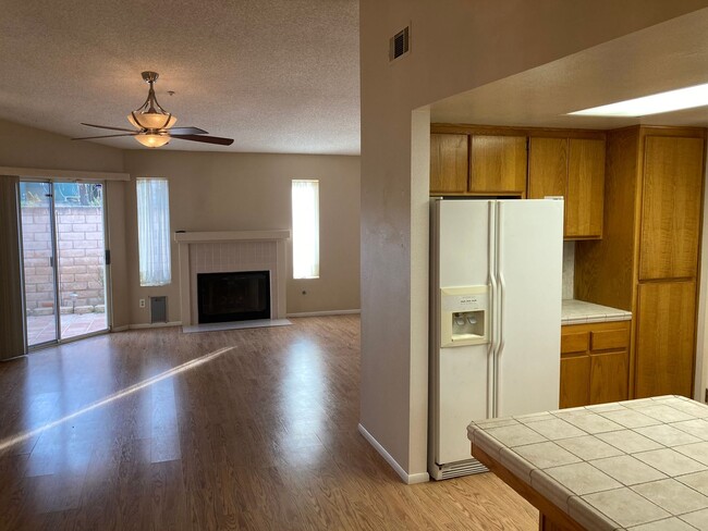 Building Photo - Spacious 2 Bedroom home with attached gara...