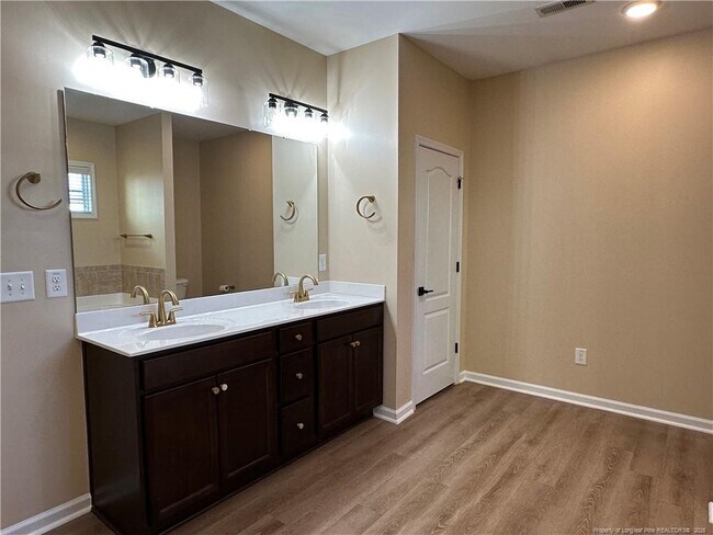 Building Photo - 2040 Stonewash Dr