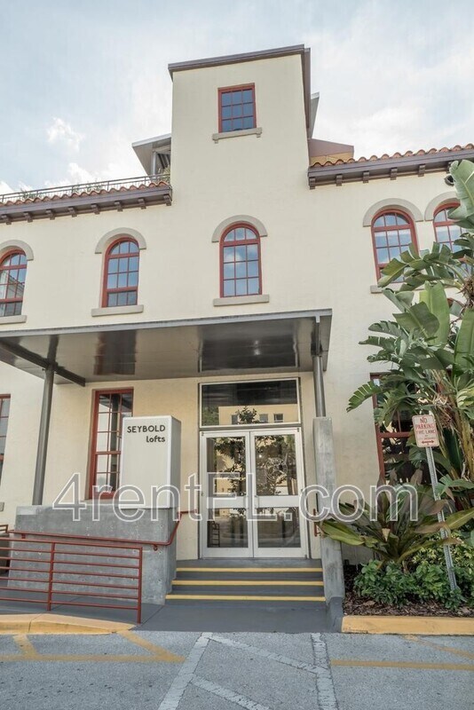 Building Photo - 1501 W Horatio St