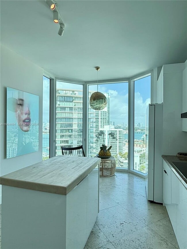 Building Photo - 300 South Pointe Dr