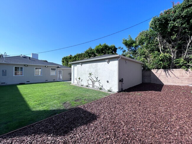 Building Photo - 7530 S Westlawn Ave