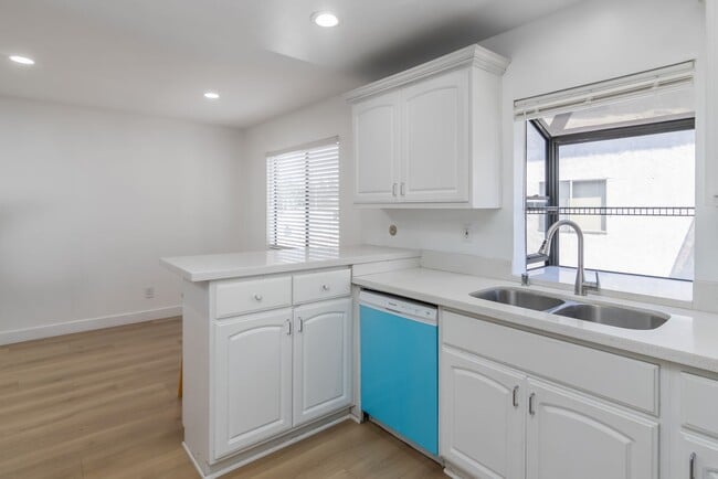 Building Photo - Beautifully Renovated 3-Bedroom Townhome i...
