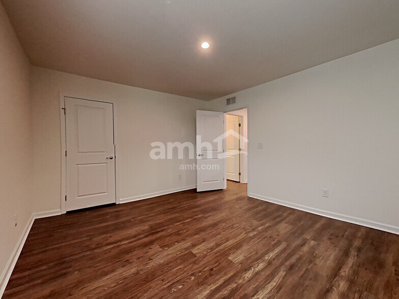 Building Photo - 5038 Twin River Dr