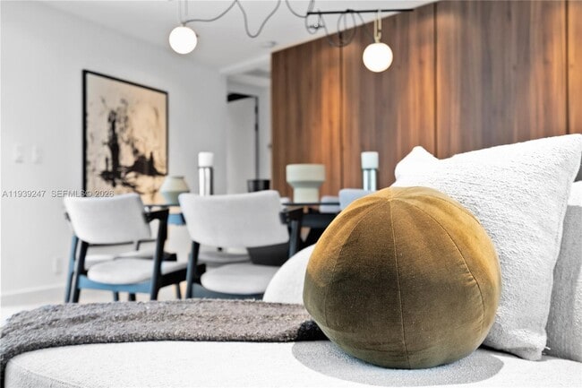 Building Photo - 2500 Bayview Dr