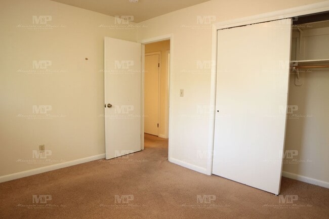 Building Photo - 447 W Swallow Rd