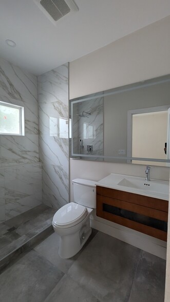 Master bathroom - 102 Loma Vista Ct