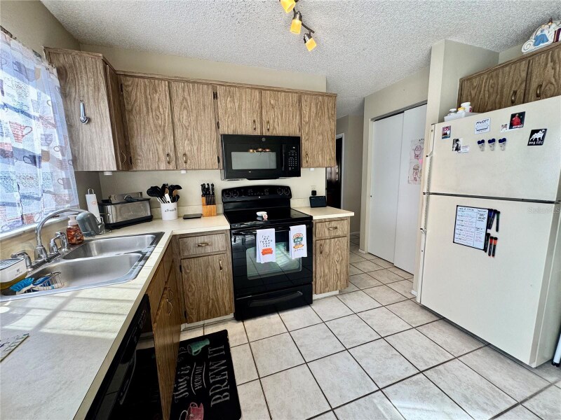 Building Photo - 13188 Delbarton St