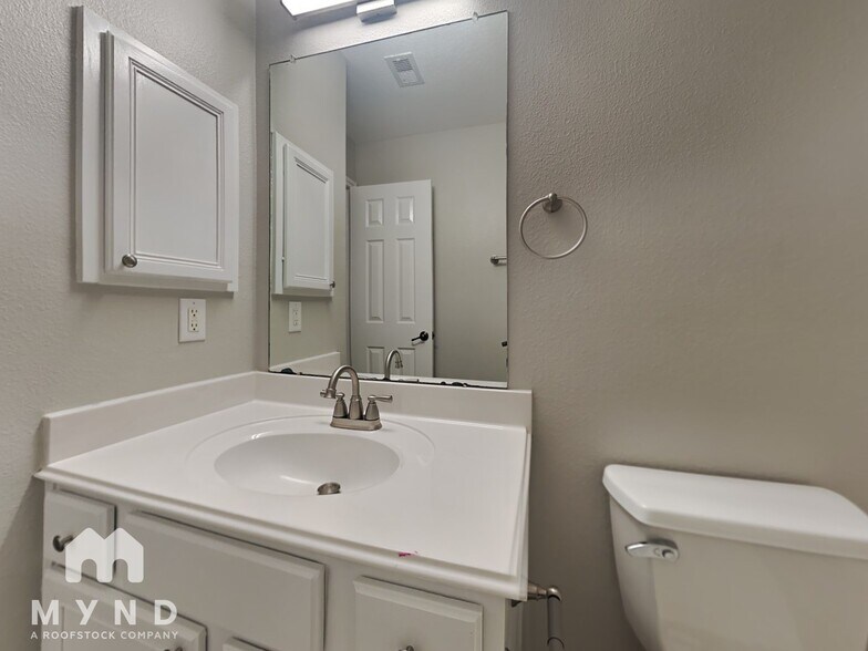 Building Photo - 983 Oak Lynn Dr