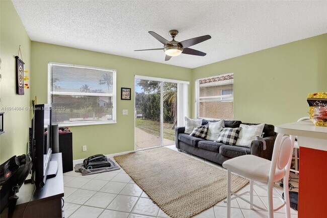 Building Photo - 9481 Oak Grove Cir