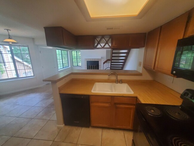Building Photo - 2B / 2B Condo with Loft and Garage Availab...