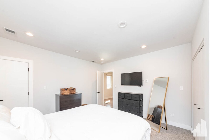 Building Photo - 1013 W 18th St