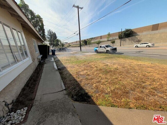 Building Photo - 7758 N Glenoaks Blvd