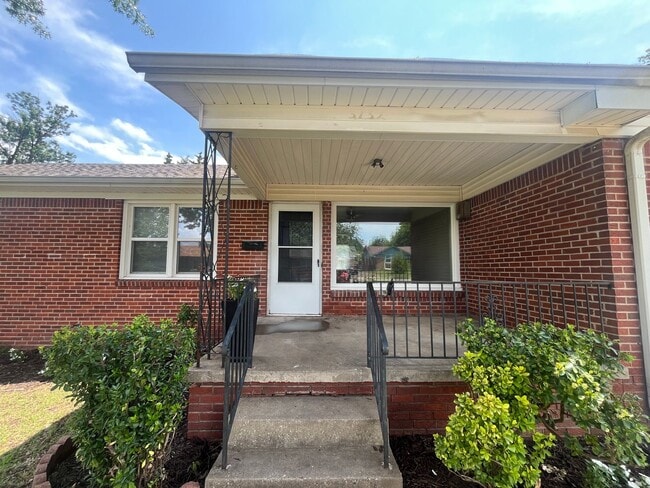 Building Photo - Midtown bungalow, beautiful hard wood floors, lots of natural light.